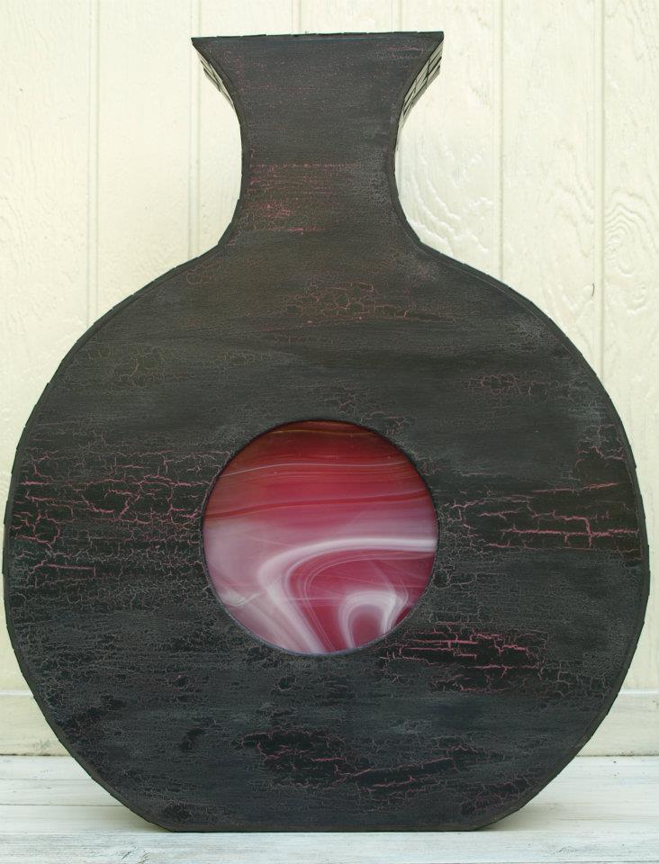 50 x 64 x 8cm.Zwart/roze crackle. Zijkanten met mozaieksteentjes afgewerkt. In het midden een roze cirkel van glas.